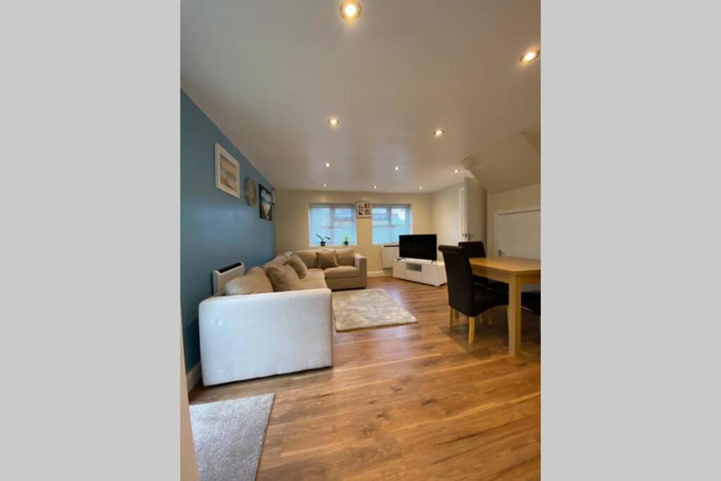 Entire 2-Bedroom Home By Weghomes Rochester (Kent) Exterior foto